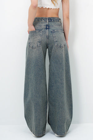 Trendy High-Waisted Vintage Jeans